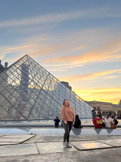 P&eacute;n&eacute;lope Montminy devant le Mus&eacute;e du Louvre, Paris, France.
