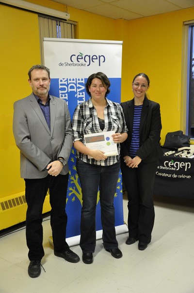&Eacute;ric Gagn&eacute;, directeur des &eacute;tudes du C&eacute;gep de Sherbrooke, Genevi&egrave;ve Demers, enseignante en informatique et Caroline Fran&ccedil;ois, responsable des communications &agrave; PERFORMA.