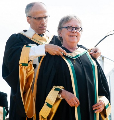 Lucie Lemonde, docteure d&rsquo;honneur en droit, pionni&egrave;re de la pratique et de l&rsquo;enseignement du droit carc&eacute;ral au Qu&eacute;bec et au Canada.