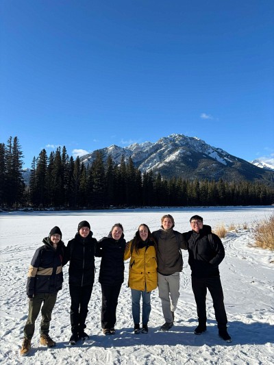 Les membres des deux &eacute;quipes repr&eacute;sentant le D&eacute;partement de g&eacute;omatique appliqu&eacute;e de l'UdeS &agrave; Calgary pour la Comp&eacute;tition nationale de g&eacute;omatique 2025.