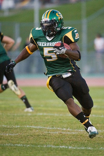 Le porteur de ballon Pascal Fils a connu un autre excellent match avec 191 verges de gain au sol. 