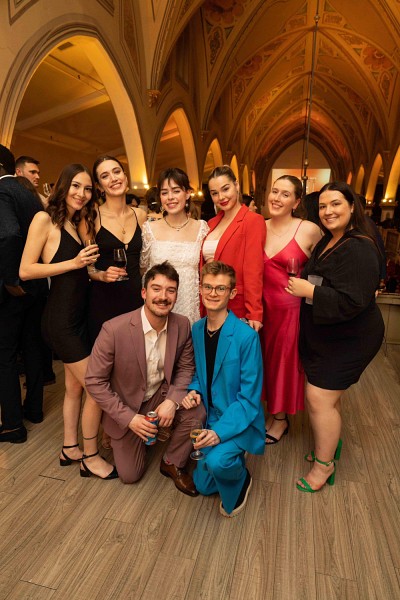 Kevin et ses coll&egrave;gues lors du Gala des Jeux de la communication en mars 2022.