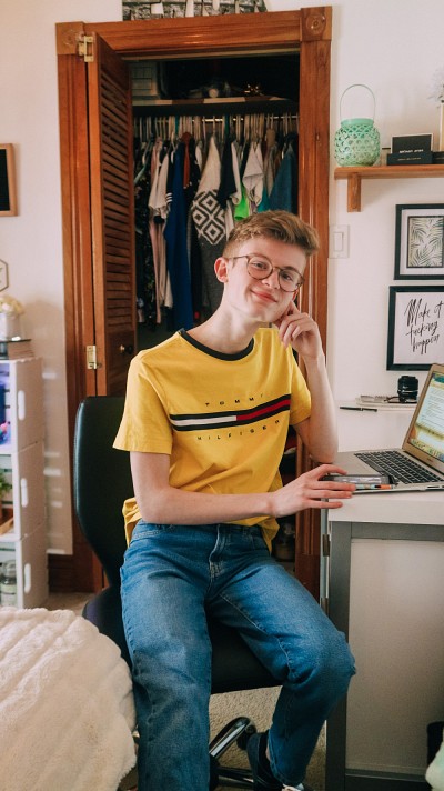 Adolescent, Kevin Routhier passait plusieurs heures dans sa chambre &agrave; r&eacute;aliser le tournage et le montage de ses vid&eacute;oblogues.