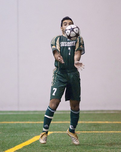 Bachir Haddadi et deux autres joueurs du Vert&nbsp;&&nbsp;Or ont re&ccedil;u des cartons rouges lors du match face au Rouge et Or de l'Universit&eacute; Laval.