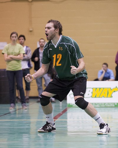 Le passeur Hugo St-Pierre et ses co&eacute;quipiers ont eu l'occasion de c&eacute;l&eacute;brer, eux qui ont vaincu l'une des meilleures formations au pays, les Tigers de l'Universit&eacute; Dalhousie, samedi au tournoi interconf&eacute;rence Qu&eacute;bec-Maritimes.