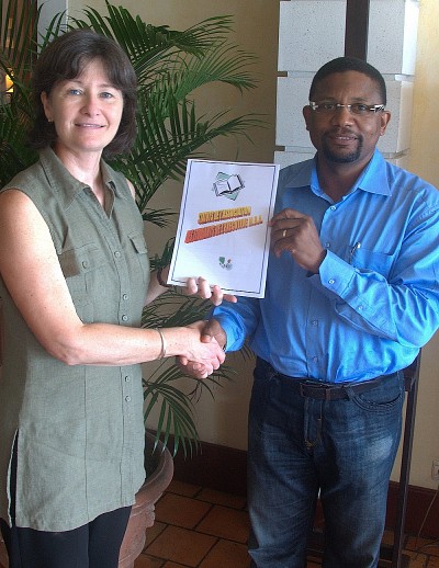 Francine Turmel, doyenne de la Facult&eacute; d'administration, et Jean-Marc Solvar, dipl&ocirc;m&eacute; du programme MBA pour cadres en exercice.
