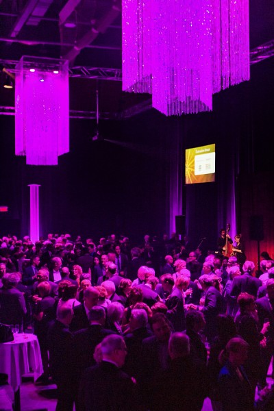 Quelque 400 personnes ont pris part au Gala du rayonnement au pavillon Univestrie de l'Universit&eacute;, transform&eacute; en &eacute;l&eacute;gante salle de gala pour l'occasion.