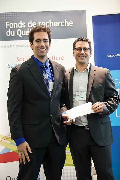 Fran&ccedil;ois Allard recevant le prix Acfas &ndash; Ressources naturelles, avec Serge B&eacute;dard, gestionnaire principal de programme &agrave; Canmet &eacute;nergie.