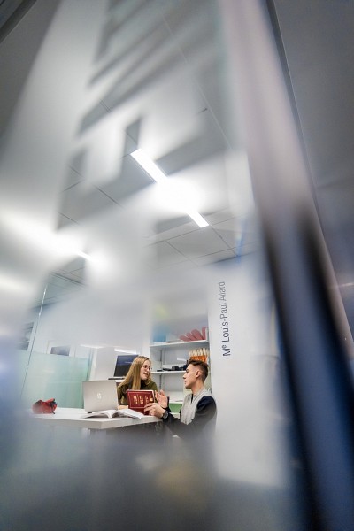 Une &eacute;tudiante profite du Centre d'entraide &agrave; l'&eacute;tude de droit pour poser ses questions &agrave; un tuteur b&eacute;n&eacute;vole.