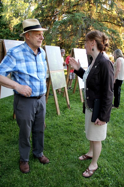 Dans le cadre de ses fonctions de conseill&egrave;re&nbsp;municipale, Isabelle B&eacute;rub&eacute; va &agrave; la rencontre&nbsp;des citoyens. Ici, elle discute avec le pr&eacute;sident de la Fondation du Mont Saint-Bruno lors&nbsp;d'une exposition de photos sur les ruisseaux de ce territoire. L'objectif de cette exposition &eacute;tait de sensibiliser les citoyens &agrave; la pr&eacute;sence de milieux&nbsp;d'int&eacute;r&ecirc;t pr&egrave;s de chez eux et &agrave; l'importance de les prot&eacute;ger.