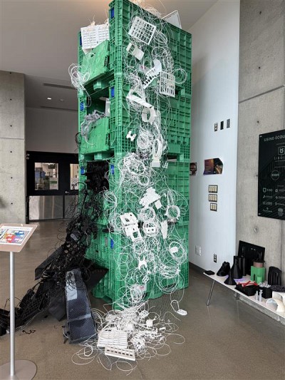 Structure artistique con&ccedil;ue &agrave; partir des rebuts d'imprimantes 3D accumul&eacute;s pendant plusieurs mois au Studio de cr&eacute;ation