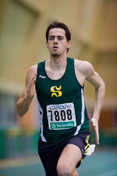 Pierre Puyjalon a &eacute;clips&eacute; son propre record au pentathlon avec une r&eacute;colte de 3685 points, samedi au championnat provincial universitaire d'athl&eacute;tisme.