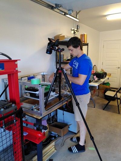 Julien Labb&eacute;, stagiaire en g&eacute;nie m&eacute;canique, travaillait dans un laboratoire temporaire durant l'&eacute;t&eacute; 2020.
