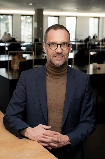 Le professeur David Koussens est vice-doyen &agrave; la recherche et aux relations internationales &agrave; la Facult&eacute; de droit. Il est &eacute;lu membre du Coll&egrave;ge des nouveaux chercheurs et cr&eacute;ateurs en art et science de la Soci&eacute;t&eacute; royale du Canada.