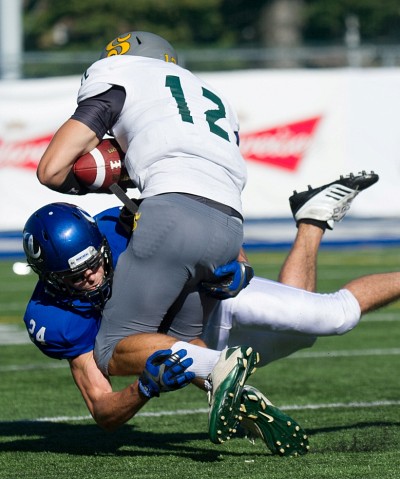 J&eacute;r&eacute;mi Roch et le Vert&nbsp;&&nbsp;Or ont &eacute;t&eacute; patients &agrave; l'attaque face &agrave; la coriace d&eacute;fensive des Carabins, et ils ont eu le dessus par 16 &agrave;&nbsp;12 pour remporter une victoire importante au Cepsum, samedi apr&egrave;s-midi.