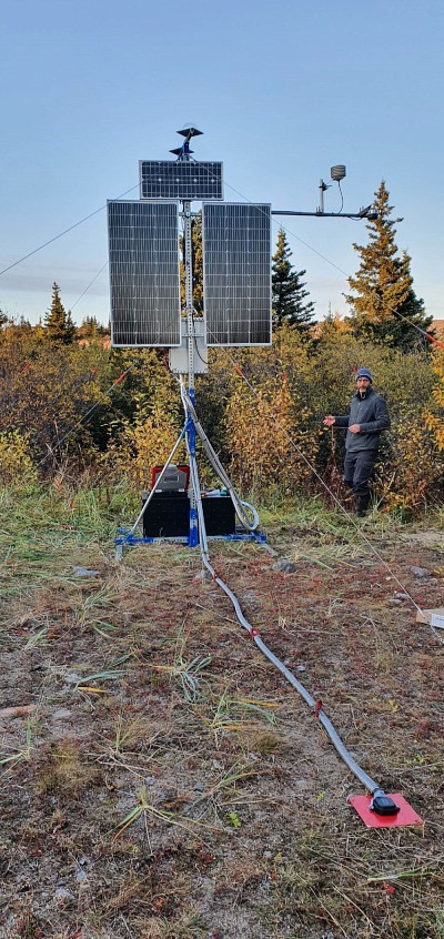 Gabriel Diab installant la station de mesure &agrave; Whapmagoostui-Kuujjuarapik