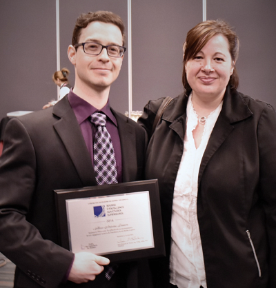 Soir&eacute;e reconnaissance de l'OIQ. Marc-Antoine Lauzon, r&eacute;cipiendaire de la bourse d'excellence aux &eacute;tudes sup&eacute;rieures, en compagnie de Nathalie Faucheux, sa directrice de recherche.