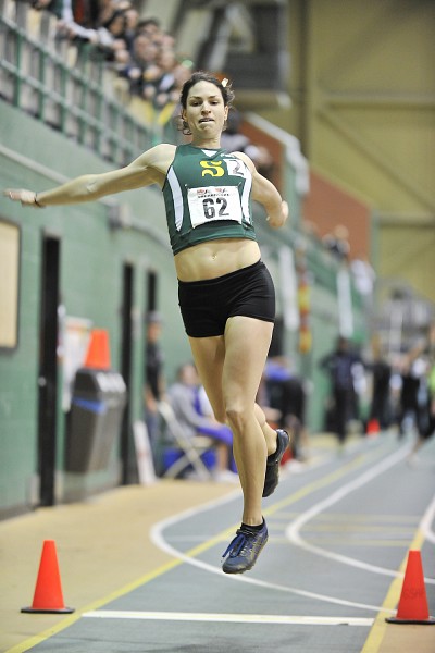 Pascale D&eacute;lisle a remport&eacute; la m&eacute;daille d'or au saut en longueur au championnat SIC d'athl&eacute;tisme 2011.