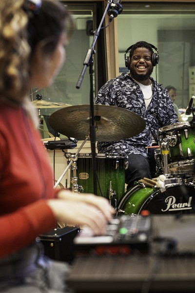 Les possibilit&eacute;s cr&eacute;atives sont illimit&eacute;es &agrave; l'&Eacute;cole de musique. Les installations permettent une synergie entre interpr&egrave;tes et compositeurs et compositrices.