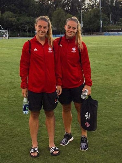 Les jumelles Joanie et &Egrave;ve L'Abb&eacute;.