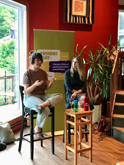 La Pre Marie-&Egrave;ve Carignan (D&eacute;partement de communication de l'UdeS), accompagn&eacute;e de Sonya Anvar (vulgarisatrice scientifique)