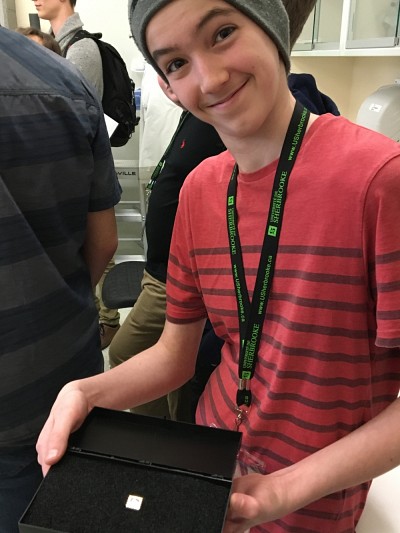 Cet &eacute;l&egrave;ve montre l'avenir de la technologie : un &eacute;quivalent quantique des transistors faisant fonctionner les ordinateurs et t&eacute;l&eacute;phones portables que nous connaissons aujourd'hui. Ce prototype a &eacute;t&eacute; con&ccedil;u dans le laboratoire du Pr Pioro-Ladri&egrave;re.&nbsp;