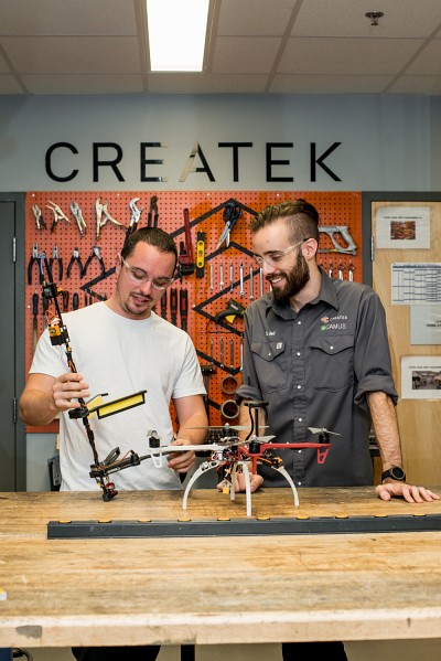 Hugues La Vigne, co-fondateur de Deleaves, et Patrick Dubois, ancien co-directeur du concours Createk au 3IT.Photo d&rsquo;archives, prise avant l'entr&eacute;e en vigueur des mesures sociosanitaires actuelles.&nbsp;