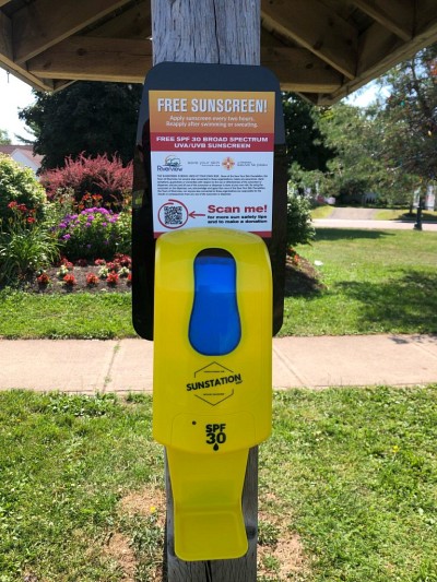 Afin de s&rsquo;assurer que les gens diff&eacute;rencient les distributeurs de cr&egrave;me solaire de ceux de d&eacute;sinfectant, Samuel et Karen Farag ont pu obtenir des bo&icirc;tes jaunes soleil exclusives.