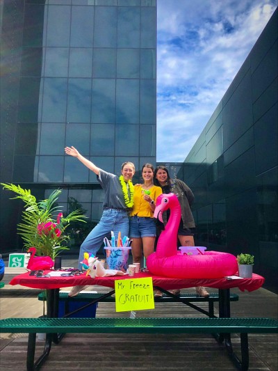 Quelques membres de l'AGEESIUS lors la rentr&eacute;e 2022 au Campus de Longueuil.