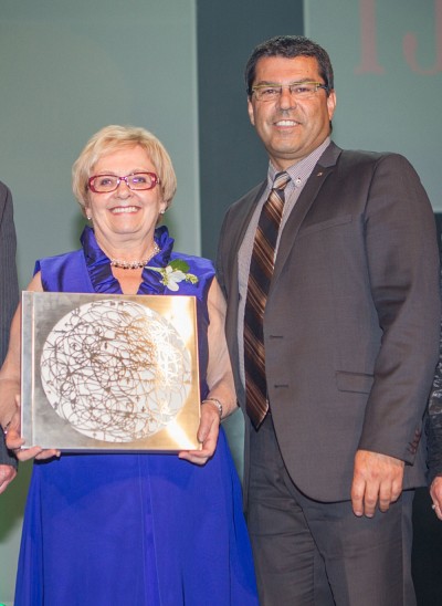 Madame Colette Roy Laroche, ambassadrice accompagn&eacute;e par le doyen de la Facult&eacute; d'&eacute;ducation, le professeur Serge Striganuk.