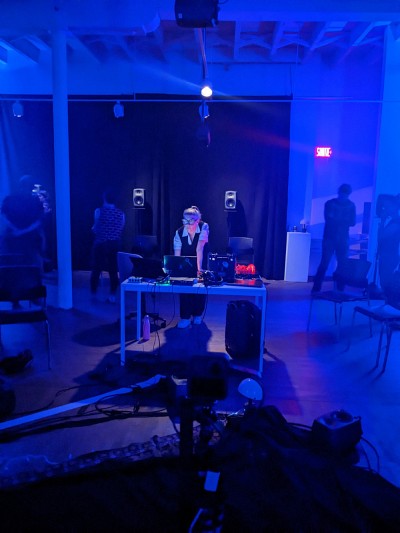 France Jobin en pleine prestation de son oeuvre&nbsp;The Fluctuation of&nbsp;Emptiness.