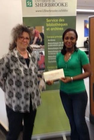L'&eacute;tudiante Dorine Noutio gagnante d'un certificat-cadeau de 50$ de la Librairie du Campus. Linda Pinet, technicienne en documentation au Campus de Longueuil remet le prix. 