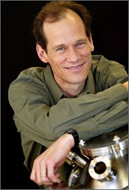 Le professeur Louis Taillefer, titulaire de la Chaire de recherche du Canada en mat&eacute;riaux quantiques