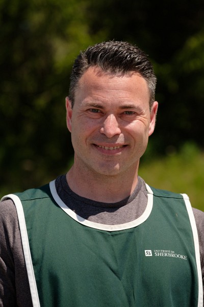 &Agrave; l'emploi de l'UdeS depuis 2008, le professeur Olivier Caya de l'&Eacute;cole de gestion &eacute;tait membre cette ann&eacute;e de l'&eacute;quipe b&eacute;n&eacute;vole terrain.&nbsp;