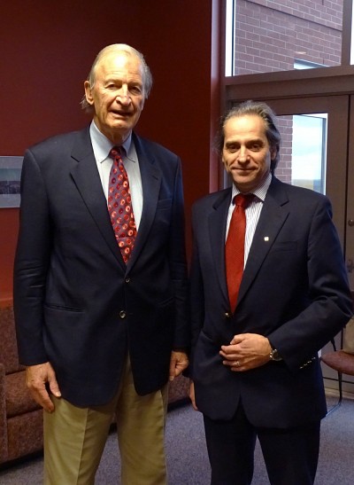 Pierre Arbour de la Fondation Universitaire &eacute;tait parmi les invit&eacute;s pr&eacute;sents afin de remettre plus de 32&nbsp;000$ en bourses aux &eacute;tudiantes et &eacute;tudiants inscrits au programme MBA coop&eacute;ratif. Sur cette photo, il est accompagn&eacute; de Fran&ccedil;ois Coderre, doyen de la Facult&eacute; d'administration de l'Universit&eacute; de Sherbrooke.