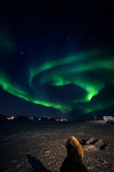 Cambridge Bay est situ&eacute; au Nord du cercle arctique (60e parall&egrave;le), l&agrave; o&ugrave; les aurores bor&eacute;ales sont communes.