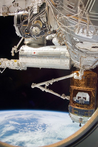 30 octobre 2009 &ndash; Le Canadarm2 saisit le v&eacute;hicule de transfert japonais automatique H-II (HTV) avant qu&rsquo;il ne se d&eacute;tache de la Station spatiale internationale.