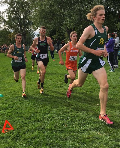 Le coureur-recrue Jules Burnotte (&agrave; l'avant-plan) et le v&eacute;t&eacute;ran Thomas Windisch (sur la gauche) &eacute;taient au nombre des coureurs&nbsp;de l'&eacute;quipe de cross-country Vert & Or qui ont pris part au Rouge et Or Invitation &agrave; Qu&eacute;bec le 1er octobre, sur les Plaines d'Abraham.