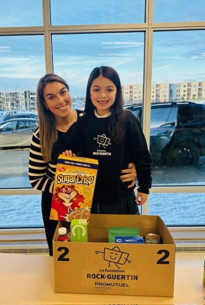 Me Catherine Guertin en compagnie de sa fille pour sensibiliser les jeunes de son &eacute;cole.