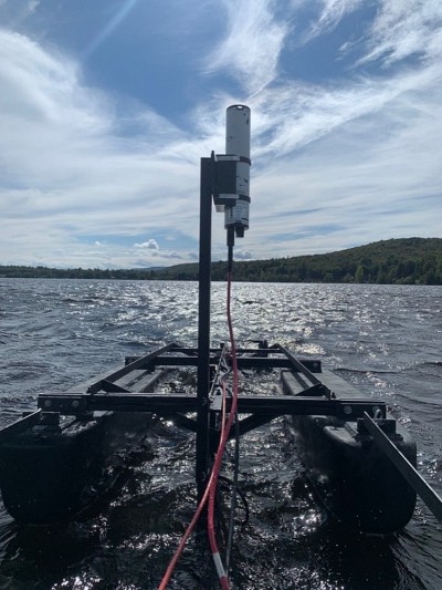 Dispositif install&eacute; devant l&rsquo;embarcation et prenant des mesures