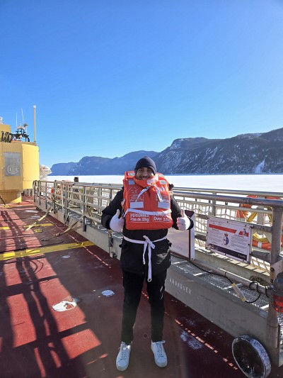 La professeure C&eacute;line Gu&eacute;guen a fourni des v&ecirc;tements d&rsquo;hiver &agrave; Mohamed, ce qui lui a permis de r&eacute;sister au froid du fjord.