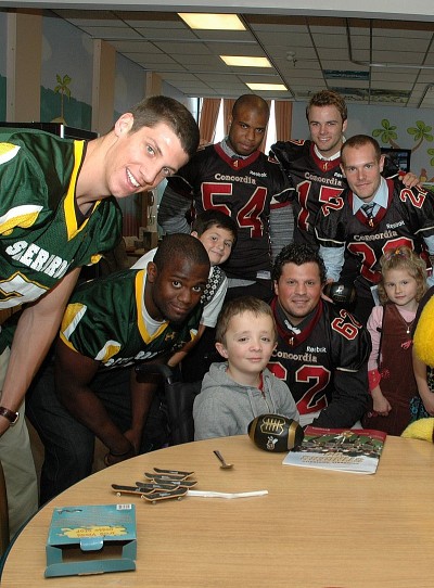 Les joueurs des deux équipes ont visité les enfants de l'hopital des Shriners.