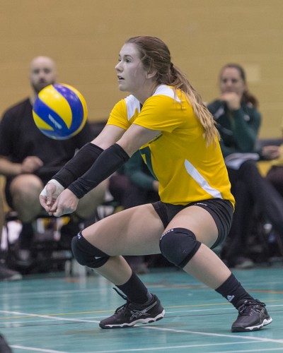 La recrue du Vert & Or, Ma&iuml;na Dubois, en phase de r&eacute;ception de service.