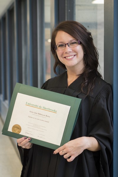 Dipl&ocirc;m&eacute;e en droit notarial, Annie-Jane Melan&ccedil;on-Bri&egrave;re ne tarit pas d'&eacute;loges &agrave; l'endroit de son alma mater.