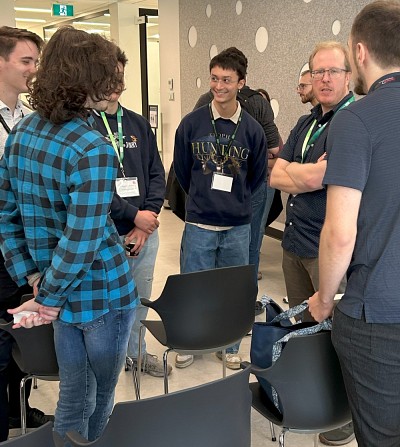 Les personnes &eacute;tudiantes du BSIQ et de physique ont pu d&eacute;couvrir concr&egrave;tement les acteurs et actrices du milieu quantique en compagnie du directeur du D&eacute;partement de physique, Pr Jeffrey Quilliam.