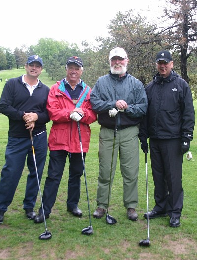 Le quatuor d&rsquo;honneur du premier tournoi de la Fondation Athl&eacute;tas &eacute;tait compos&eacute; de Michel Rousseau, de Toyota Sherbrooke, Jean Le Prohon, pr&eacute;sident d&rsquo;honneur, David Farrar, pr&eacute;sident de la Fondation Athl&eacute;tas, et Luc R. Borduas, pr&eacute;sident de La Fondation de l&rsquo;UdeS.