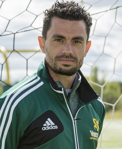 Tony Perrier est le neuvi&egrave;me entra&icirc;neur de l'histoire de la formation f&eacute;minine de soccer Vert & Or de l'UdeS.