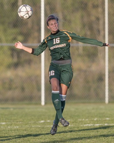 La no. 16 Fr&eacute;d&eacute;rique Surprenant, d&eacute;fenseure, est l'une des quatre joueuses finissantes &agrave; avoir re&ccedil;u une plaque. Elle compl&egrave;te cette ann&eacute;e son parcours universitaire en administration.