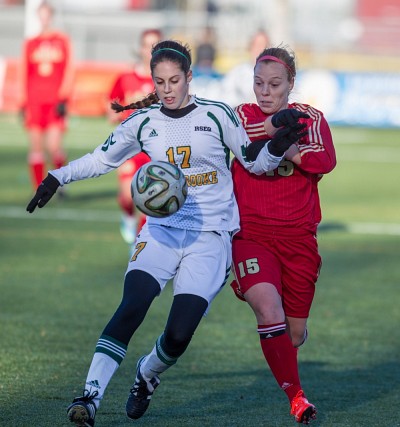 Ga&euml;lle-Duplessis Lebel du Vert & Or prot&egrave;ge le ballon sur cette s&eacute;quence, lors de la finale du RSEQ tenue le dimanche 8 novembre en apr&egrave;s-midi &agrave; Qu&eacute;bec.