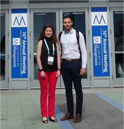 La professeure Elaine Mosconi en compagnie du charg&eacute; de cours Jeremi Roch, finissant &agrave; la Ma&icirc;trise en administration, concentration Gestion du commerce &eacute;lectronique.